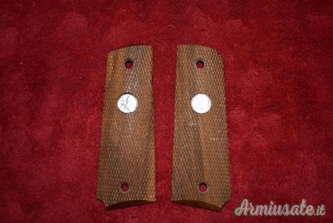 Guancette in noce per Colt 1911 con logo.