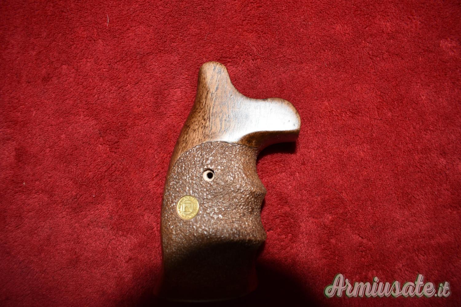 Guancette anatomiche in noce per revolver Alfa Proj cal.357magn./22lr. Guancette anatomiche in noce per revolver Alfa Proj cal.357magn./22lr.