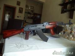 Akm arsenali rumeni ( Pistol Mitralieră modello 1963/1965 ) PM md. 63 ( Nuova Jager)