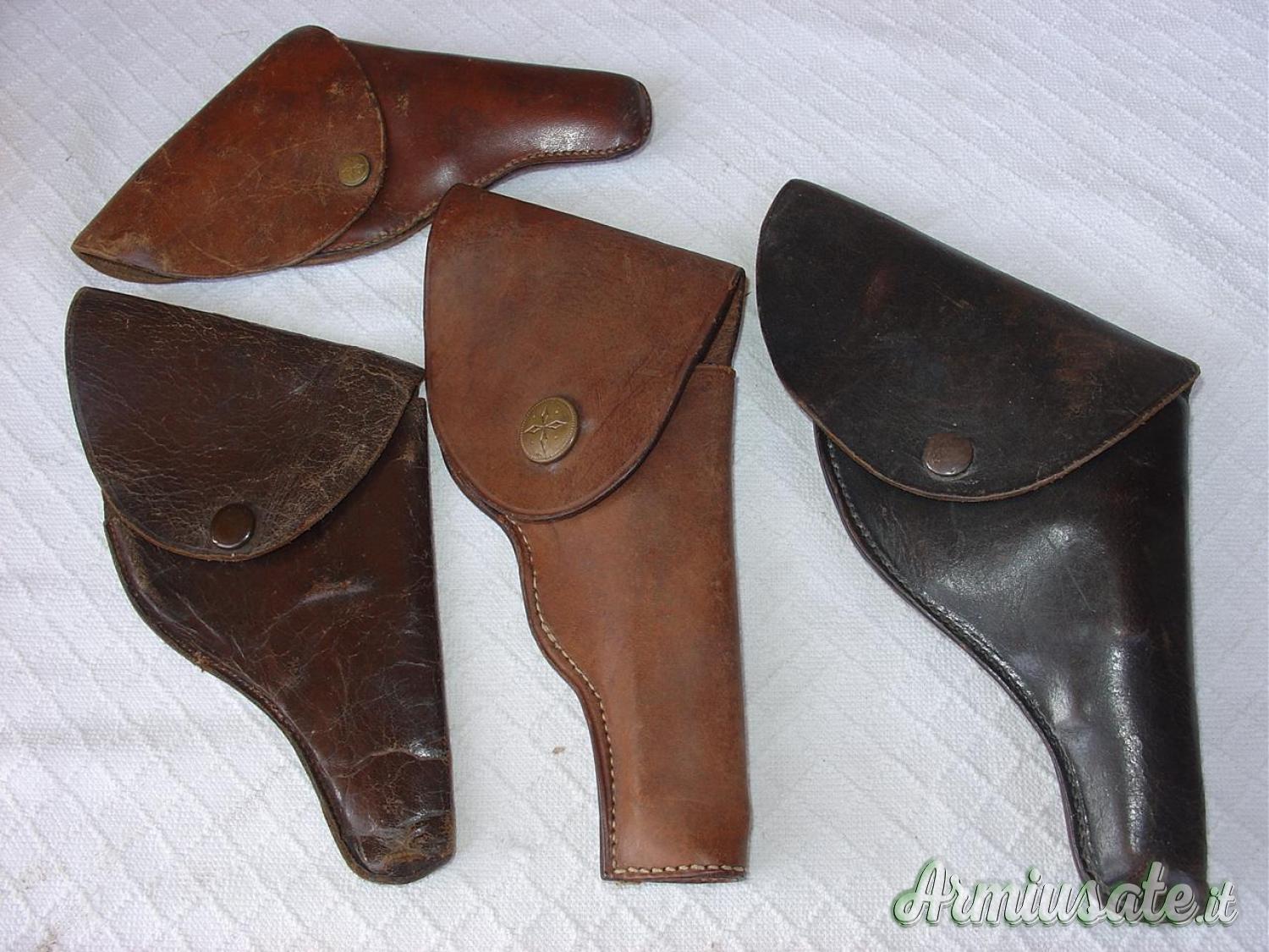 4 Fondine per Revolver Vintage 34 €. spedite 4 Fondine per Revolver Vintage 34 €. spedite