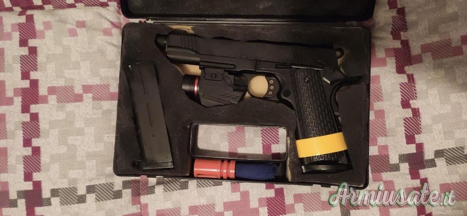 Colt 1911 Tactical 2 caricatori e laser Colt 1911 Tactical 2 caricatori e laser