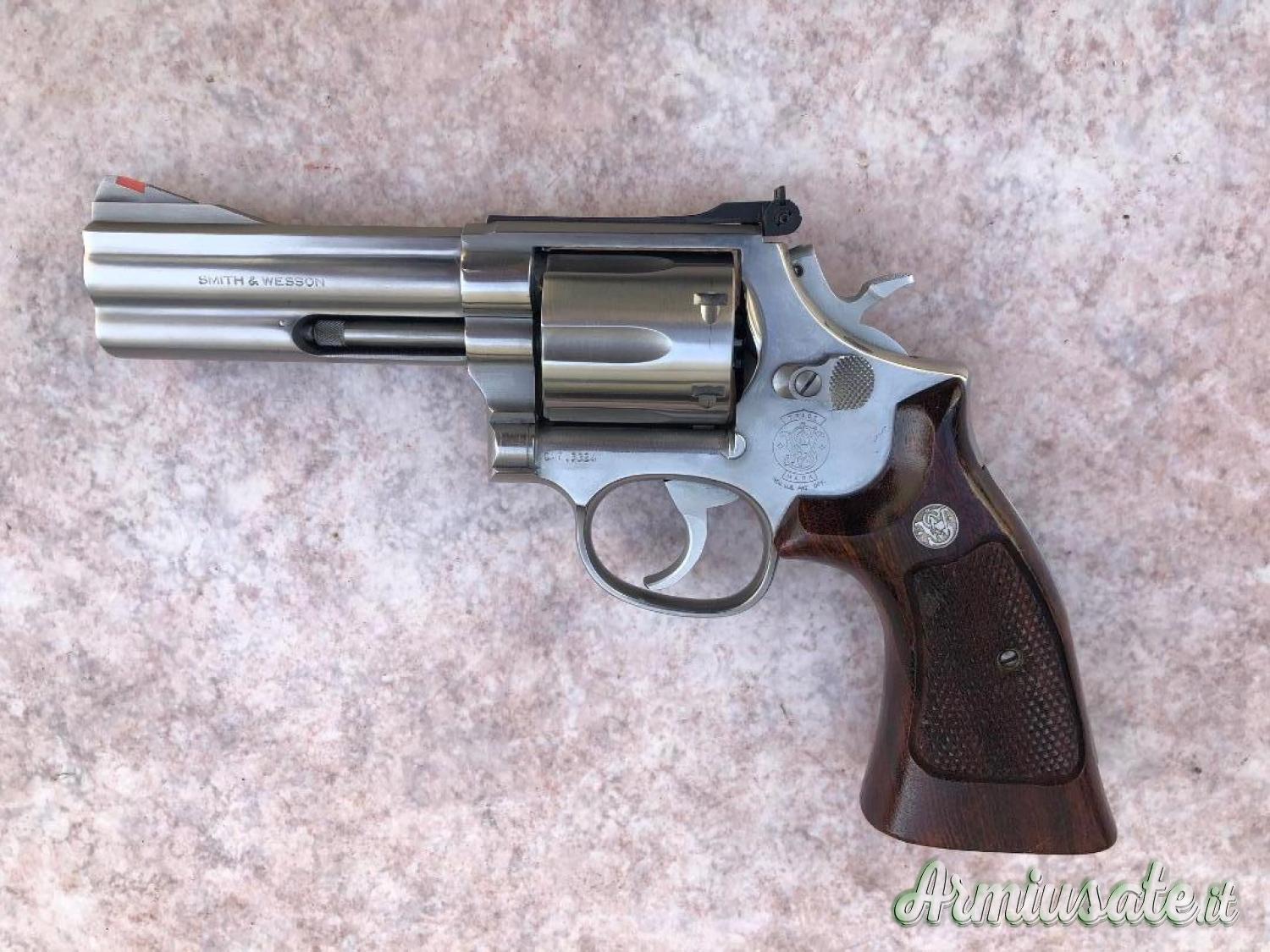 Revolver Smith e Wesson modello 686 cal 357 mag canna 4 pollici ottime condizioni Revolver Smith e Wesson modello 686 cal 357 mag canna 4 pollici ottime condizioni