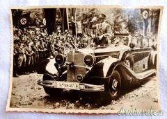 Fotografia d'epoca nazista Adolf Hitler sfila con la sua Mercedes 770K tra la folla (GERMANIA WW2)