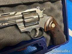Colt PYTHON 357 MAGNUM 6