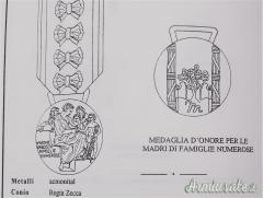 Medaglia d’epoca fascista cosiddetta “D’ONORE PER LE MADRI DI FAMIGLIE NUMEROSE” con 7 fiocchi