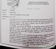 Medaglia d’epoca fascista cosiddetta “D’ONORE PER LE MADRI DI FAMIGLIE NUMEROSE” con 7 fiocchi
