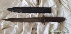 coltello da combattimento con fodero metallico