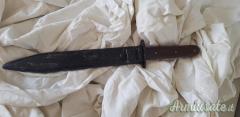 coltello da combattimento con fodero metallico