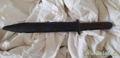 coltello da combattimento con fodero metallico