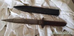 coltello da combattimento con fodero metallico