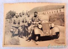 Fotografia epoca nazista che ritrae 6 soldati WEHRMACHT equipaggiati e con elmetti e autovettura