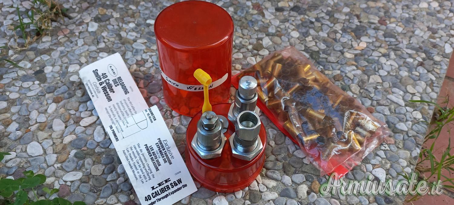 SET DIES LEE 40 S&W + BOSSOLI SET DIES LEE 40 S&W + BOSSOLI