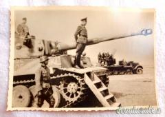Fotografia epoca nazista con carro armato due militari e un ufficiale 5. SS-PANZER-DIVISION “WIKING”