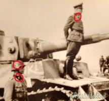 Fotografia epoca nazista con carro armato due militari e un ufficiale 5. SS-PANZER-DIVISION “WIKING”