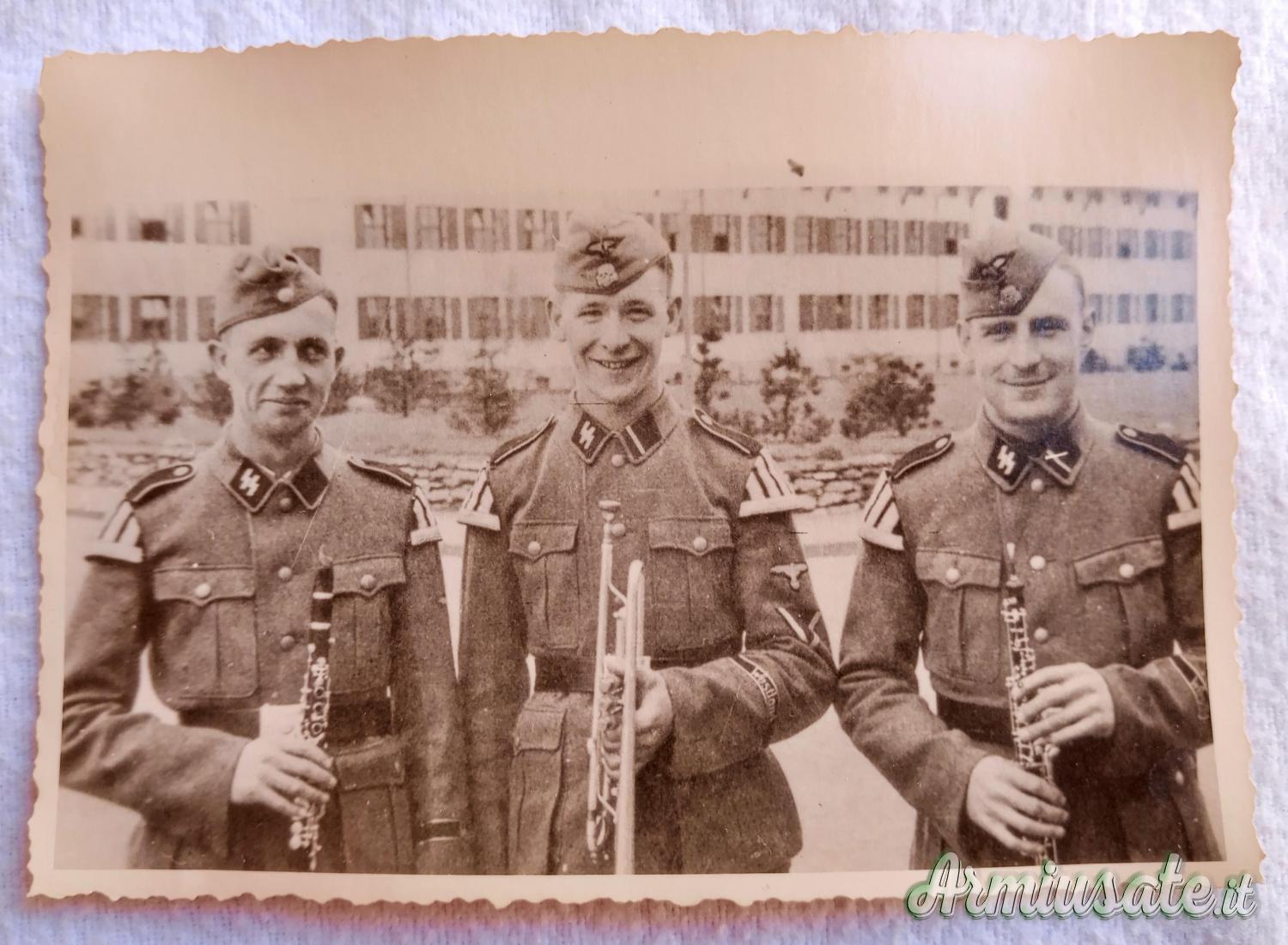 Fotografia d’epoca nazista che ritrae 3 militari graduati della banda musicale delle “WAFFEN-SS” Fotografia d’epoca nazista che ritrae 3 militari graduati della banda musicale delle “WAFFEN-SS”