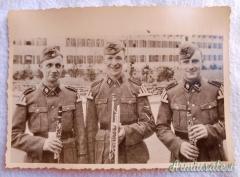 Fotografia d’epoca nazista che ritrae 3 militari graduati della banda musicale delle “WAFFEN-SS”