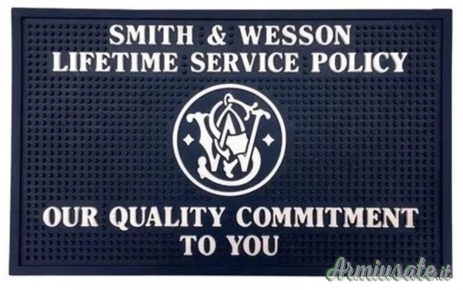 Smith & Wesson Lifetime Service Policy Rubber Counter Mat Tappetino in gomma da armeria Smith & Wesson Lifetime Service Policy Rubber Counter Mat Tappetino in gomma da armeria