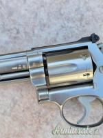 Revolver Smith e Wesson modello 66 cal 357 mag canna 4 pollici spinata ottime condizioni
