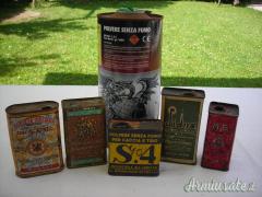 Antiche scatole di latta.