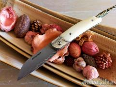 Coltello con lama san mai e manico in osso.