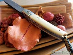 Coltello con lama san mai e manico in osso.