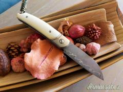 Coltello con lama san mai e manico in osso.