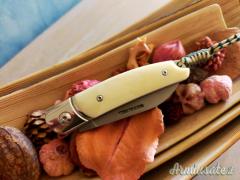 Coltello con lama san mai e manico in osso.