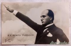 Fotografia epoca fascista con Mussolini giovane mentre fa saluto romano ai Fasci di Combattimento