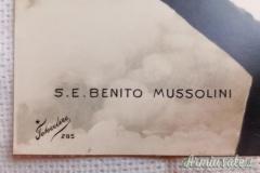 Fotografia epoca fascista con Mussolini giovane mentre fa saluto romano ai Fasci di Combattimento