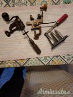 LOTTO DI 2 ORLATRICI D'EPOCA CARTUCCE DA CACCIA E INNESCATORE