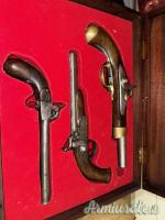 Cofanetto con 3 Pistole a Percussione d’Epoca – XIX Secolo – Da Collezione