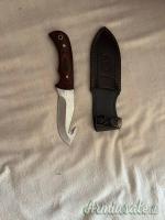 Coltello da Caccia Muela Bisonte 11R – Lama 11,5 cm – Manico in Corallo Pressato + Custodia