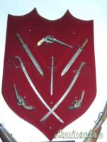 Collezione di armi antiche lunghe, corte e lame