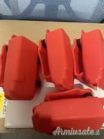 Porta caricatori con viti regolabili