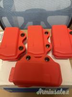 Porta caricatori con viti regolabili