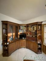 ARMADIO IN LEGNO AD ANGOLO CON LIBRERIA E PORTAFUCILI