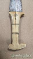 Pugnale africano da braccio manico in avorio periodo prima metà del 1900