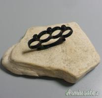 Tirapugni in acciaio temprato teflonato nero con figure di teschio sporgenti Mod.Three skull/Tn