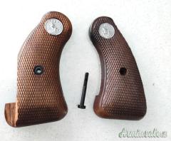 Coppia guancette Colt Cobra di cui una rotta.