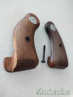 Coppia guancette Colt Cobra di cui una rotta.