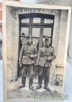 Fotografia d’epoca nazista che ritrae due soldati del “HEER-WEHRMACHT” in primo piano in uniforme