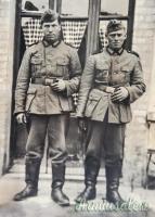 Fotografia d’epoca nazista che ritrae due soldati del “HEER-WEHRMACHT” in primo piano in uniforme