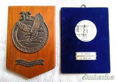Lotto costituito da un crest ed una targa ricordo appartenuto al Col. pilota A.M. EUGENIO GEYMET