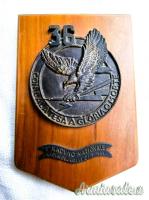 Lotto costituito da un crest ed una targa ricordo appartenuto al Col. pilota A.M. EUGENIO GEYMET