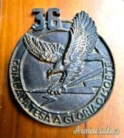 Lotto costituito da un crest ed una targa ricordo appartenuto al Col. pilota A.M. EUGENIO GEYMET