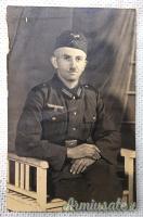 Fotografia epoca nazista che ritrae un Sottufficiale del “HEER-WEHRMACHT” in primo piano in uniforme