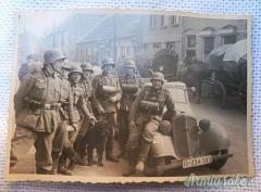 Fotografia epoca nazista che ritrae 7 soldati tedeschi del WEHRMACHT equipaggiati e con elmetti