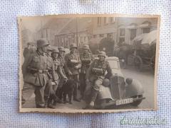 Fotografia epoca nazista che ritrae 7 soldati tedeschi del WEHRMACHT equipaggiati e con elmetti