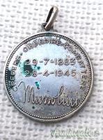 Rara medaglia commemorativa su “BENITO MUSSOLINI” primi di maggio 1945 in Argento 800