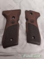 Salve,vendo guancette serie 92/96/98 in legno originali,logo beretta intarsiate nel legno